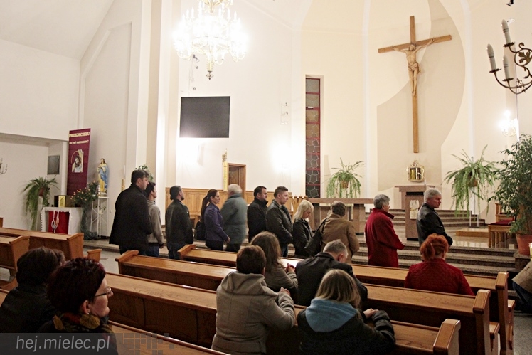 Mielczanie tłumnie modlą się, czuwają, oczekują na Zmartwychwstanie