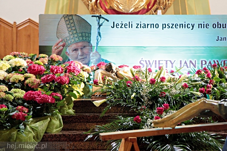Mielczanie tłumnie modlą się, czuwają, oczekują na Zmartwychwstanie