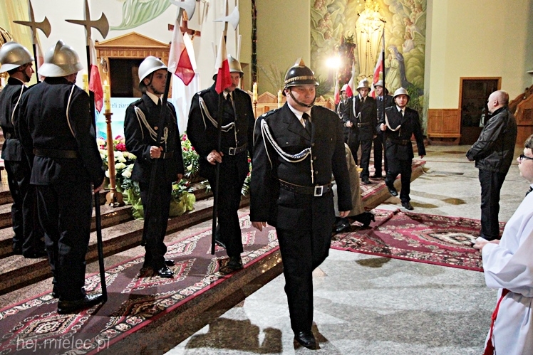 Mielczanie tłumnie modlą się, czuwają, oczekują na Zmartwychwstanie