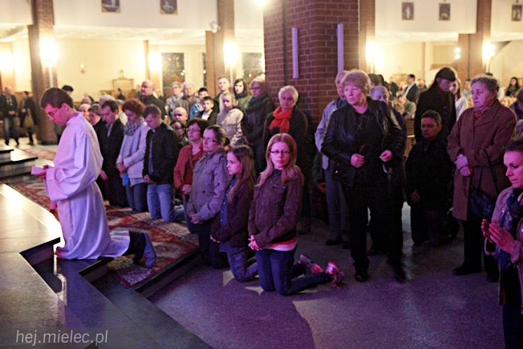 Mielczanie tłumnie modlą się, czuwają, oczekują na Zmartwychwstanie
