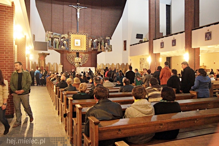 Mielczanie tłumnie modlą się, czuwają, oczekują na Zmartwychwstanie
