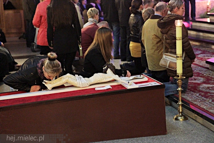 Mielczanie tłumnie modlą się, czuwają, oczekują na Zmartwychwstanie