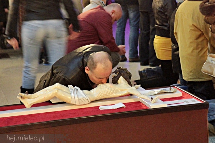 Mielczanie tłumnie modlą się, czuwają, oczekują na Zmartwychwstanie