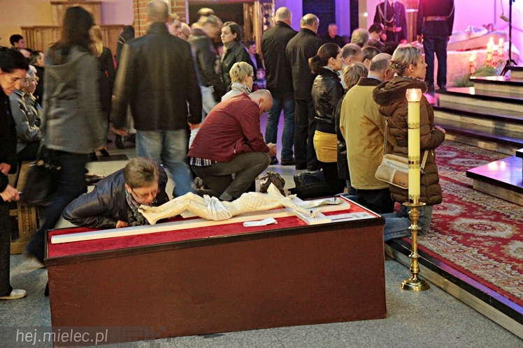 Mielczanie tłumnie modlą się, czuwają, oczekują na Zmartwychwstanie