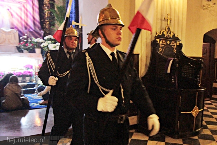 Mielczanie tłumnie modlą się, czuwają, oczekują na Zmartwychwstanie