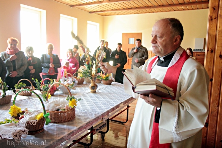 W Wielką Sobotę Kościół błogosławi pokarmy na stół wielkanocny