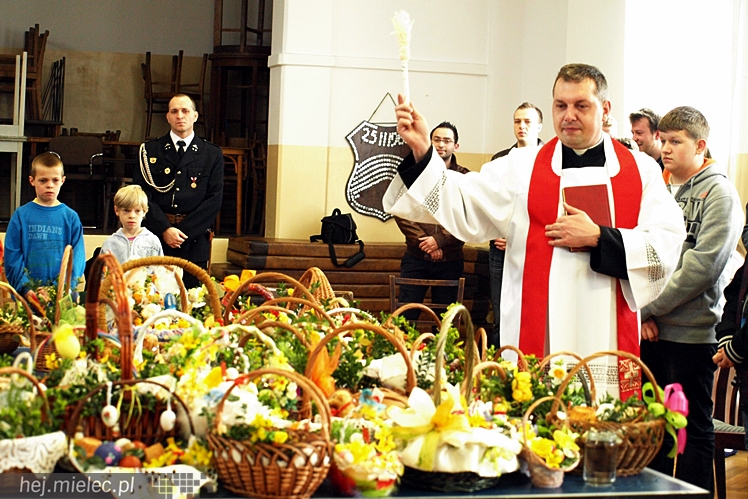 W Wielką Sobotę Kościół błogosławi pokarmy na stół wielkanocny