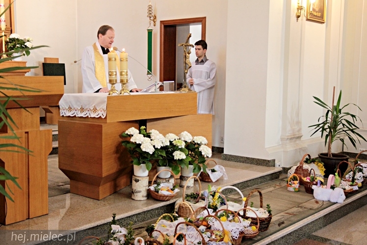 W Wielką Sobotę Kościół błogosławi pokarmy na stół wielkanocny