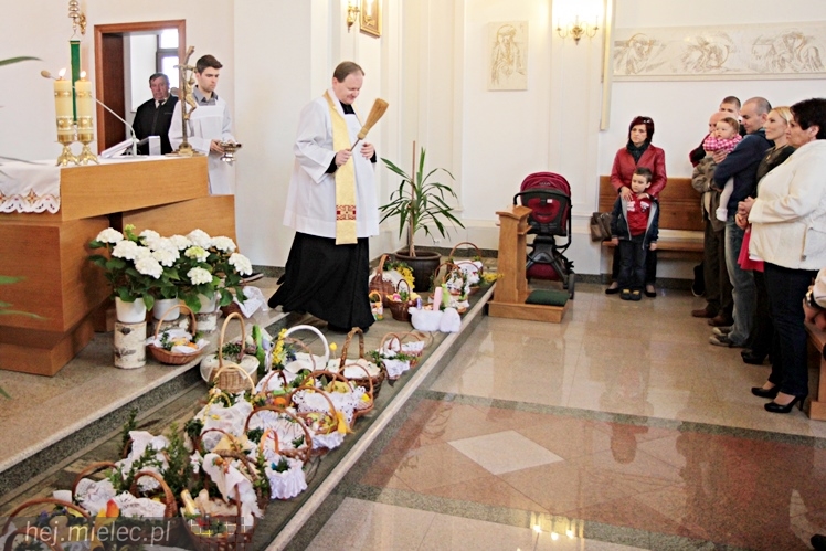 W Wielką Sobotę Kościół błogosławi pokarmy na stół wielkanocny
