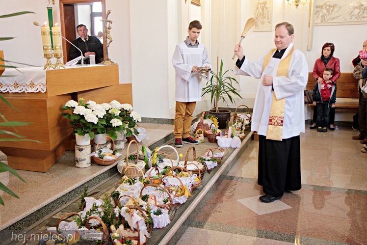 W Wielką Sobotę Kościół błogosławi pokarmy na stół wielkanocny