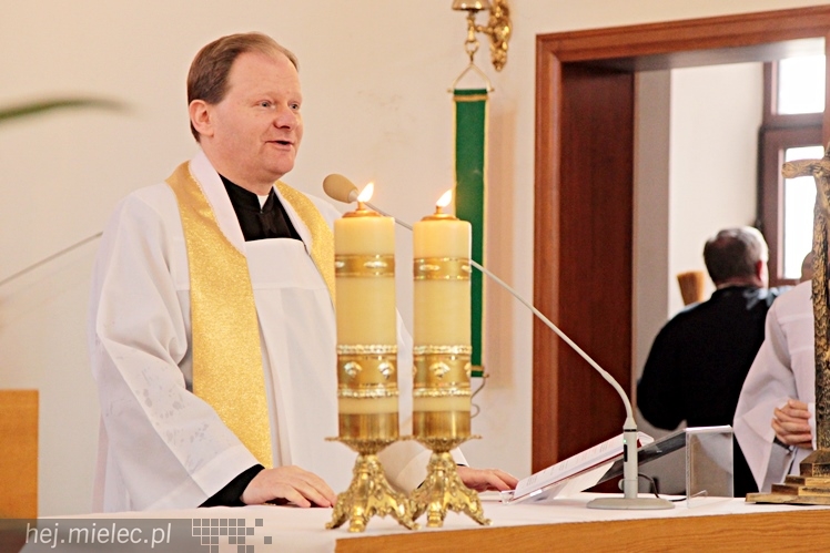 W Wielką Sobotę Kościół błogosławi pokarmy na stół wielkanocny