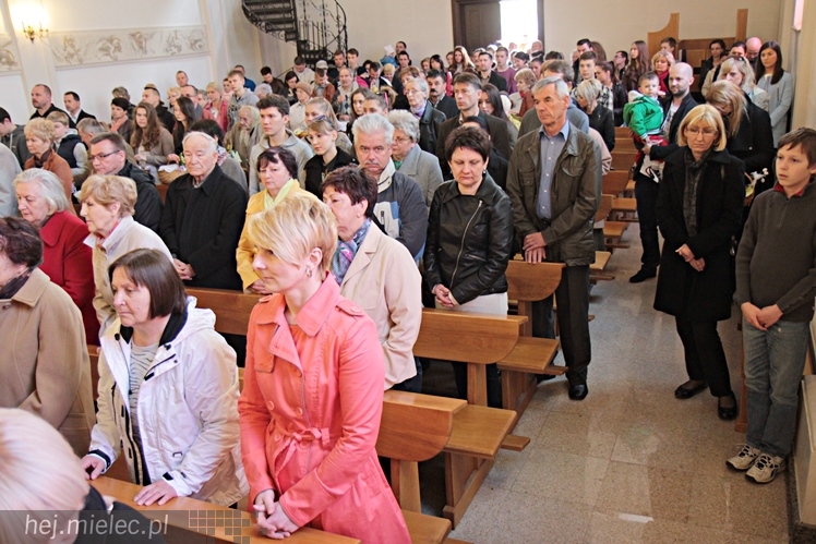 W Wielką Sobotę Kościół błogosławi pokarmy na stół wielkanocny