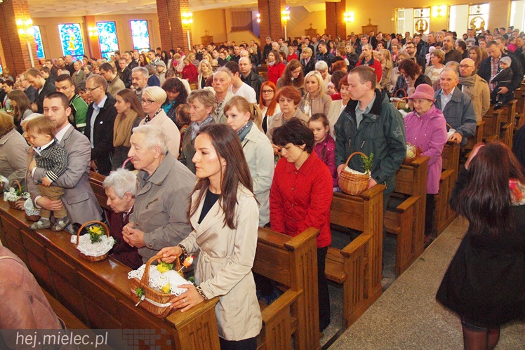 W Wielką Sobotę Kościół błogosławi pokarmy na stół wielkanocny