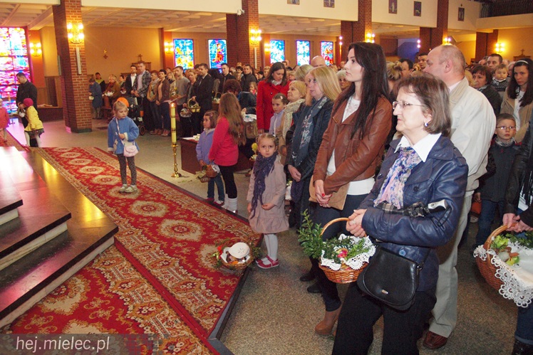 W Wielką Sobotę Kościół błogosławi pokarmy na stół wielkanocny