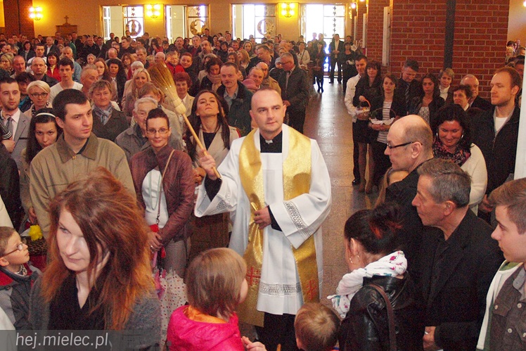 W Wielką Sobotę Kościół błogosławi pokarmy na stół wielkanocny