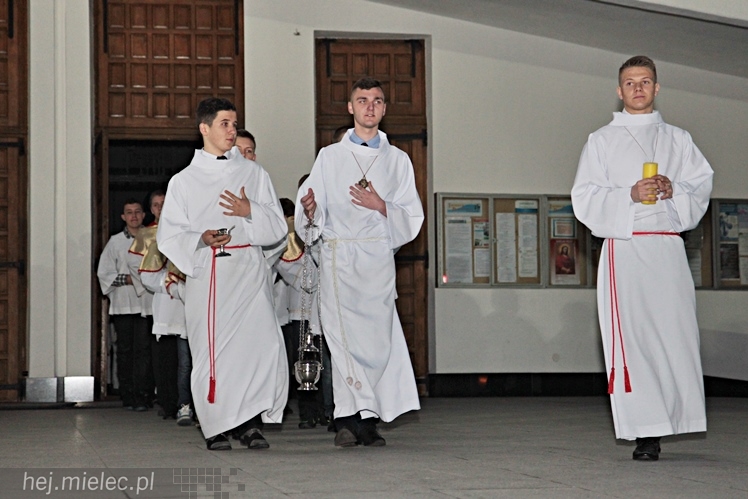 Jezus Chrystys Zmartwychwstał. Ogłosiły to kościelne dzwony w sobotnią noc