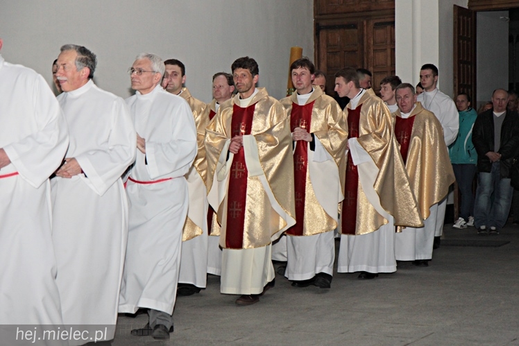 Jezus Chrystys Zmartwychwstał. Ogłosiły to kościelne dzwony w sobotnią noc