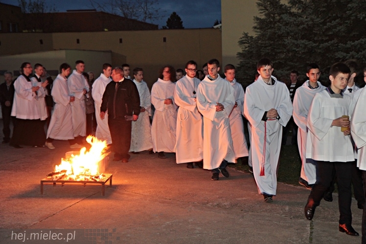 Jezus Chrystys Zmartwychwstał. Ogłosiły to kościelne dzwony w sobotnią noc