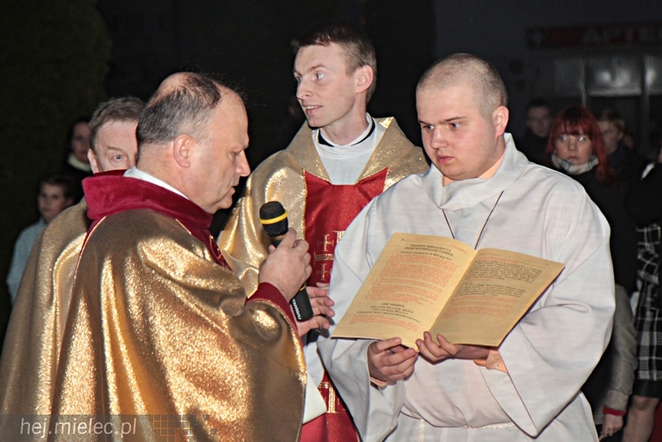Jezus Chrystys Zmartwychwstał. Ogłosiły to kościelne dzwony w sobotnią noc