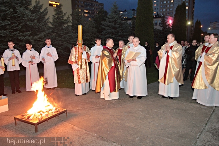 Jezus Chrystys Zmartwychwstał. Ogłosiły to kościelne dzwony w sobotnią noc