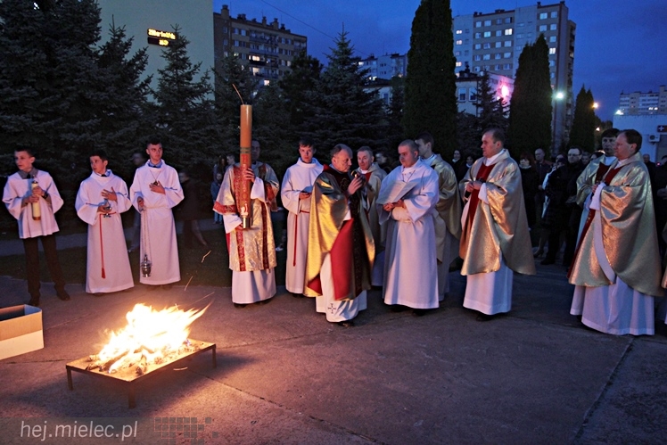 Jezus Chrystys Zmartwychwstał. Ogłosiły to kościelne dzwony w sobotnią noc