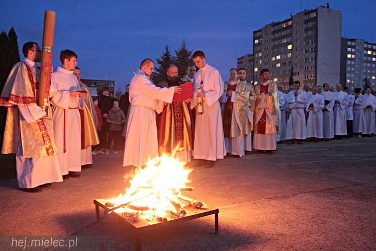 Jezus Chrystys Zmartwychwstał. Ogłosiły to kościelne dzwony w sobotnią noc