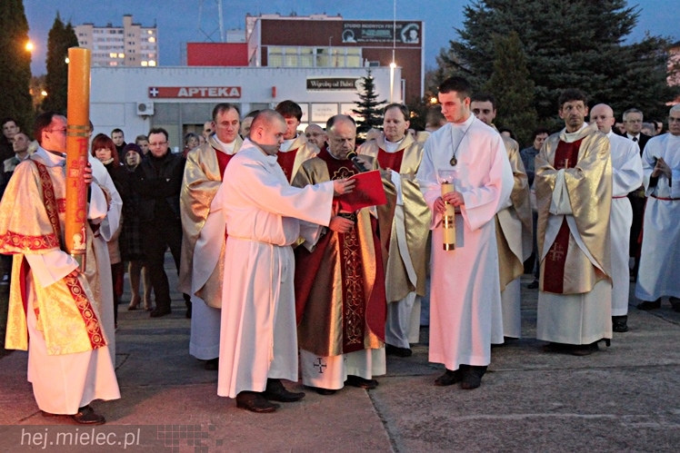 Jezus Chrystys Zmartwychwstał. Ogłosiły to kościelne dzwony w sobotnią noc
