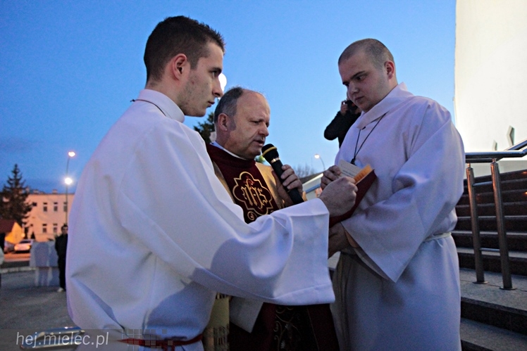 Jezus Chrystys Zmartwychwstał. Ogłosiły to kościelne dzwony w sobotnią noc