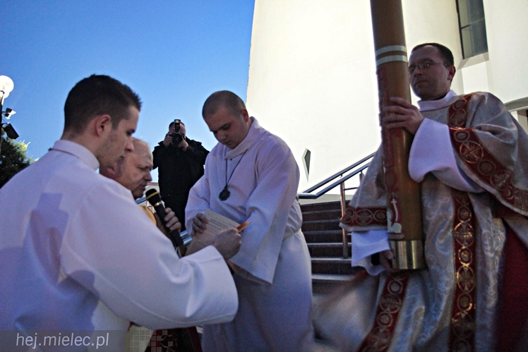 Jezus Chrystys Zmartwychwstał. Ogłosiły to kościelne dzwony w sobotnią noc