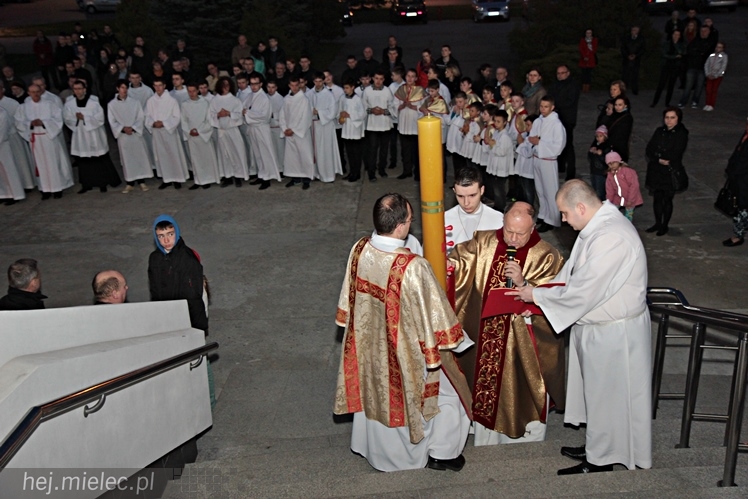 Jezus Chrystys Zmartwychwstał. Ogłosiły to kościelne dzwony w sobotnią noc