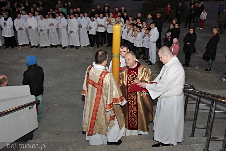 Jezus Chrystys Zmartwychwstał. Ogłosiły to kościelne dzwony w sobotnią noc