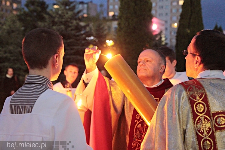 Jezus Chrystys Zmartwychwstał. Ogłosiły to kościelne dzwony w sobotnią noc