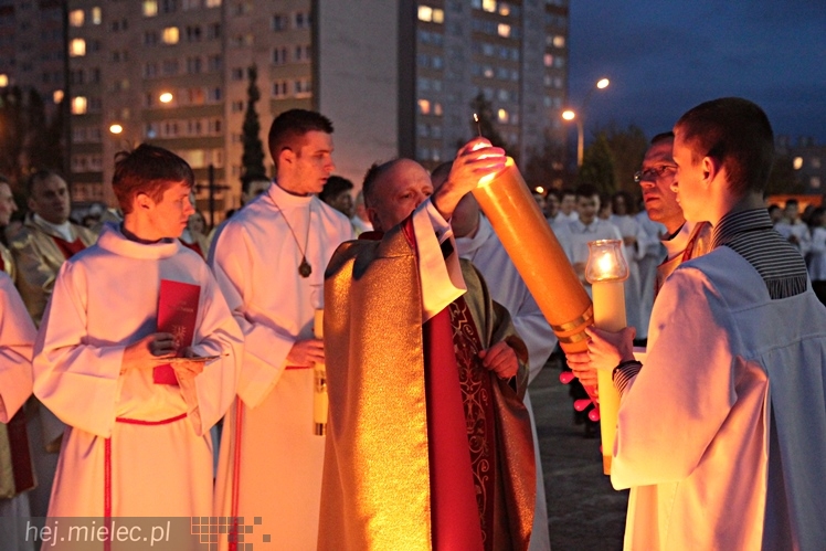 Jezus Chrystys Zmartwychwstał. Ogłosiły to kościelne dzwony w sobotnią noc