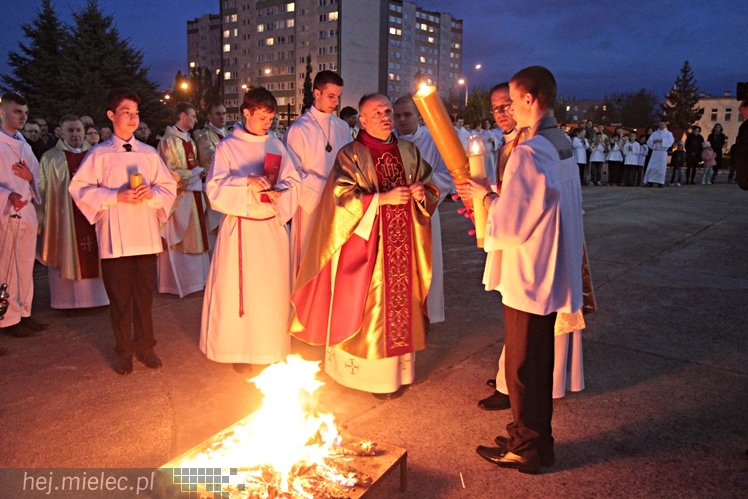 Jezus Chrystys Zmartwychwstał. Ogłosiły to kościelne dzwony w sobotnią noc