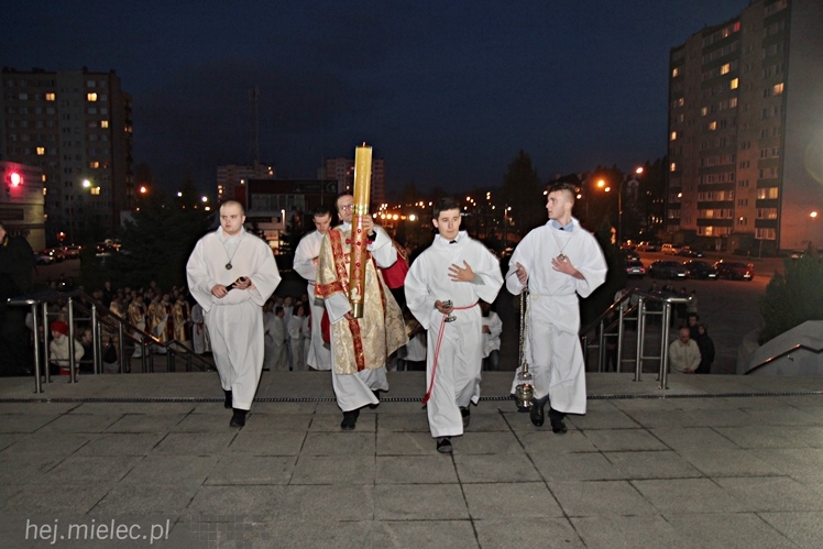 Jezus Chrystys Zmartwychwstał. Ogłosiły to kościelne dzwony w sobotnią noc