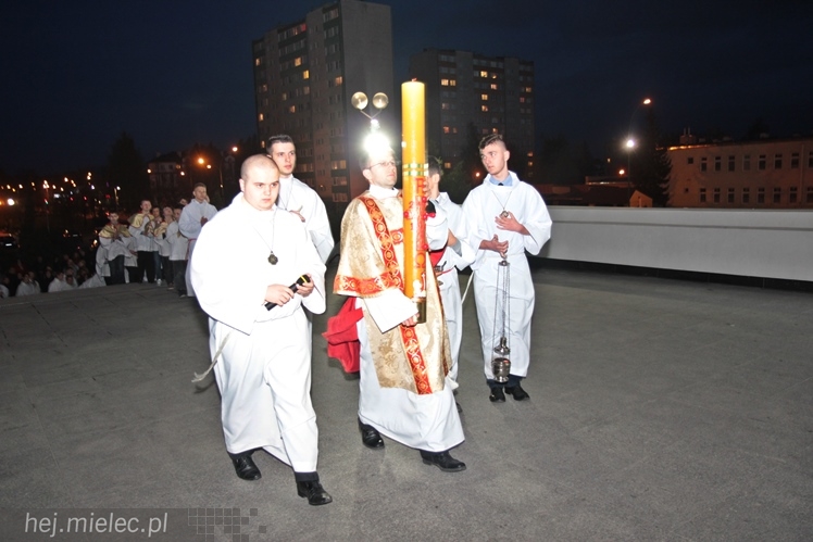 Jezus Chrystys Zmartwychwstał. Ogłosiły to kościelne dzwony w sobotnią noc