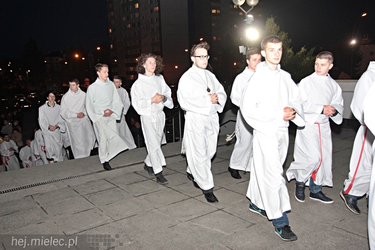 Jezus Chrystys Zmartwychwstał. Ogłosiły to kościelne dzwony w sobotnią noc