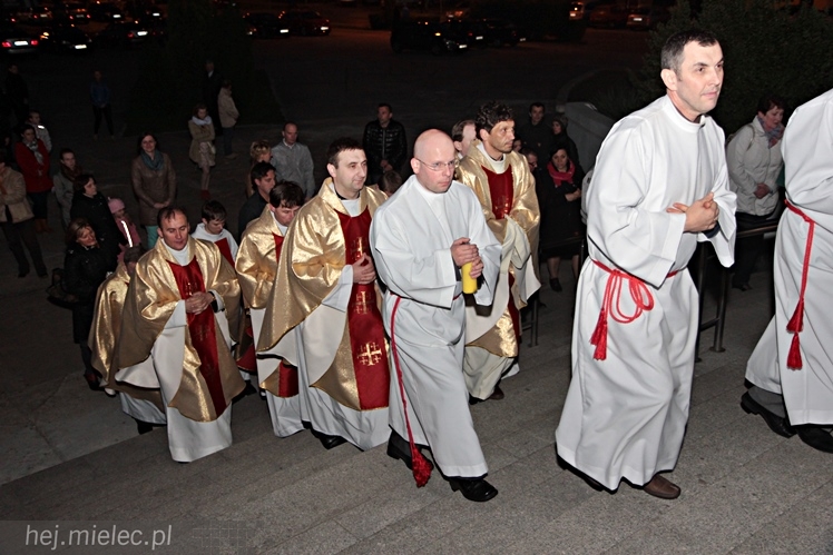 Jezus Chrystys Zmartwychwstał. Ogłosiły to kościelne dzwony w sobotnią noc