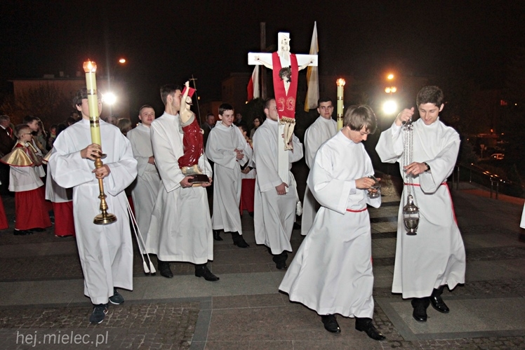 Jezus Chrystys Zmartwychwstał. Ogłosiły to kościelne dzwony w sobotnią noc