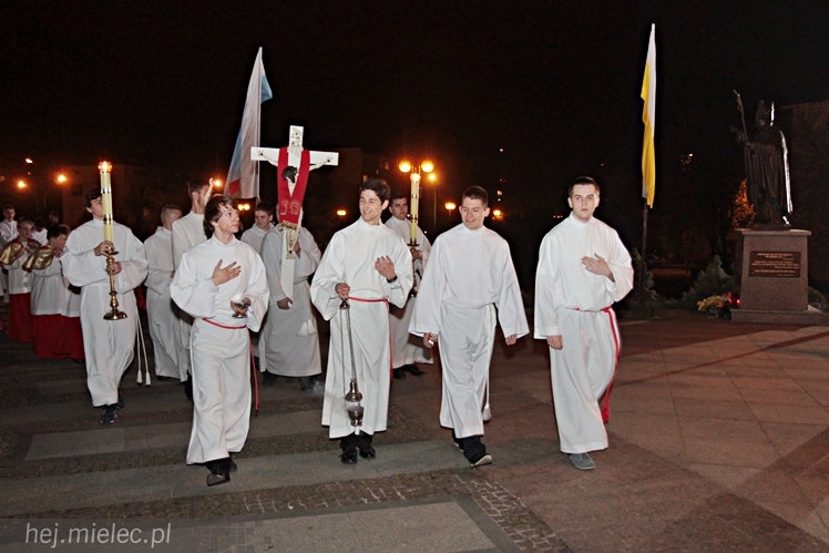 Jezus Chrystys Zmartwychwstał. Ogłosiły to kościelne dzwony w sobotnią noc