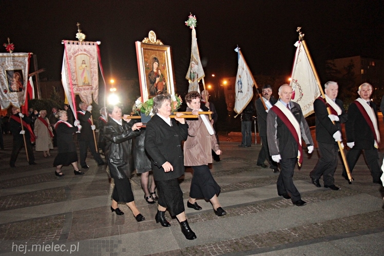 Jezus Chrystys Zmartwychwstał. Ogłosiły to kościelne dzwony w sobotnią noc