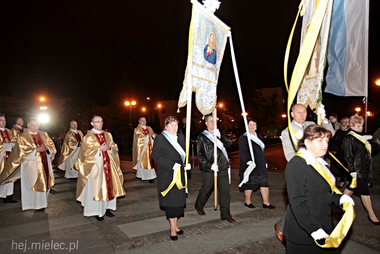 Jezus Chrystys Zmartwychwstał. Ogłosiły to kościelne dzwony w sobotnią noc