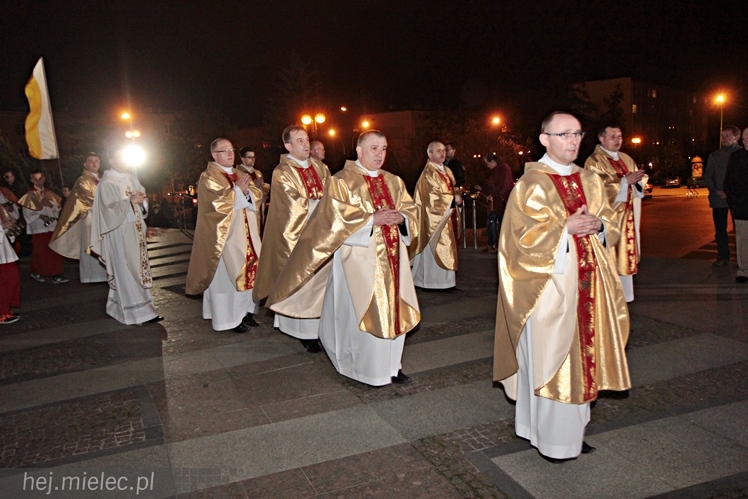 Jezus Chrystys Zmartwychwstał. Ogłosiły to kościelne dzwony w sobotnią noc