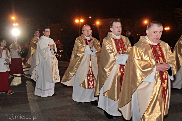 Jezus Chrystys Zmartwychwstał. Ogłosiły to kościelne dzwony w sobotnią noc