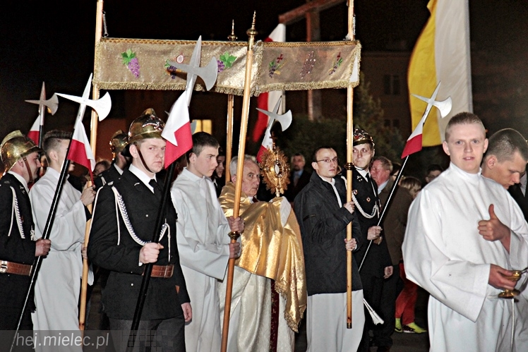 Jezus Chrystys Zmartwychwstał. Ogłosiły to kościelne dzwony w sobotnią noc