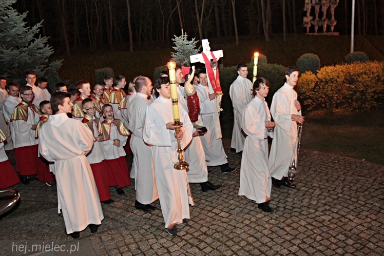 Jezus Chrystys Zmartwychwstał. Ogłosiły to kościelne dzwony w sobotnią noc