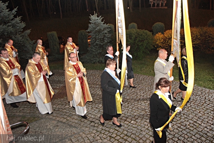 Jezus Chrystys Zmartwychwstał. Ogłosiły to kościelne dzwony w sobotnią noc