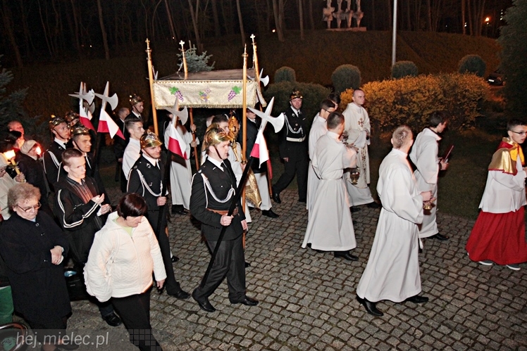 Jezus Chrystys Zmartwychwstał. Ogłosiły to kościelne dzwony w sobotnią noc