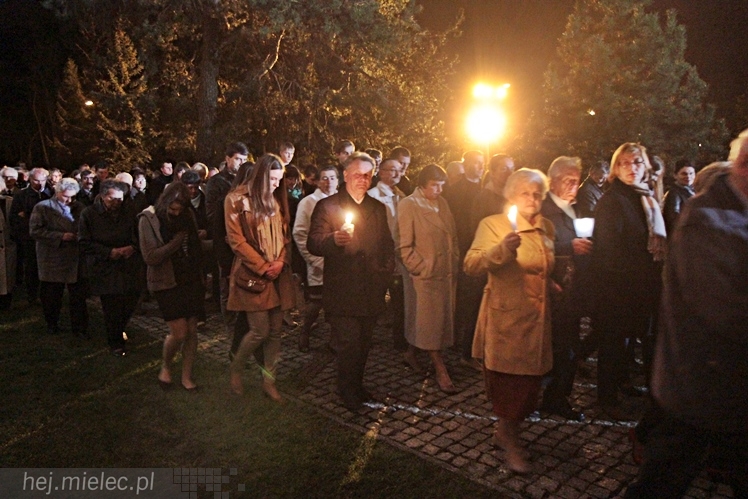 Jezus Chrystys Zmartwychwstał. Ogłosiły to kościelne dzwony w sobotnią noc
