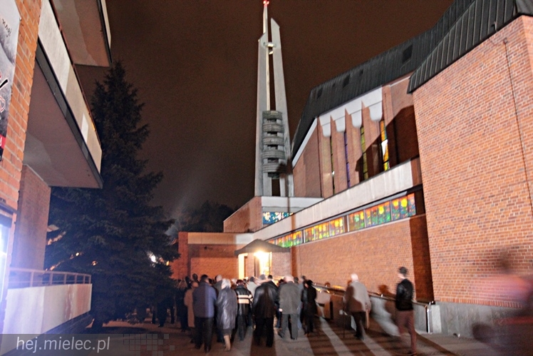 Jezus Chrystys Zmartwychwstał. Ogłosiły to kościelne dzwony w sobotnią noc